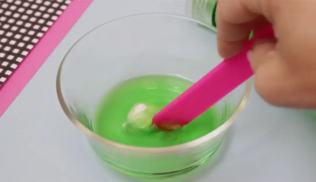 ویدیو 3: هم زدن اسلایم صابون و شکر