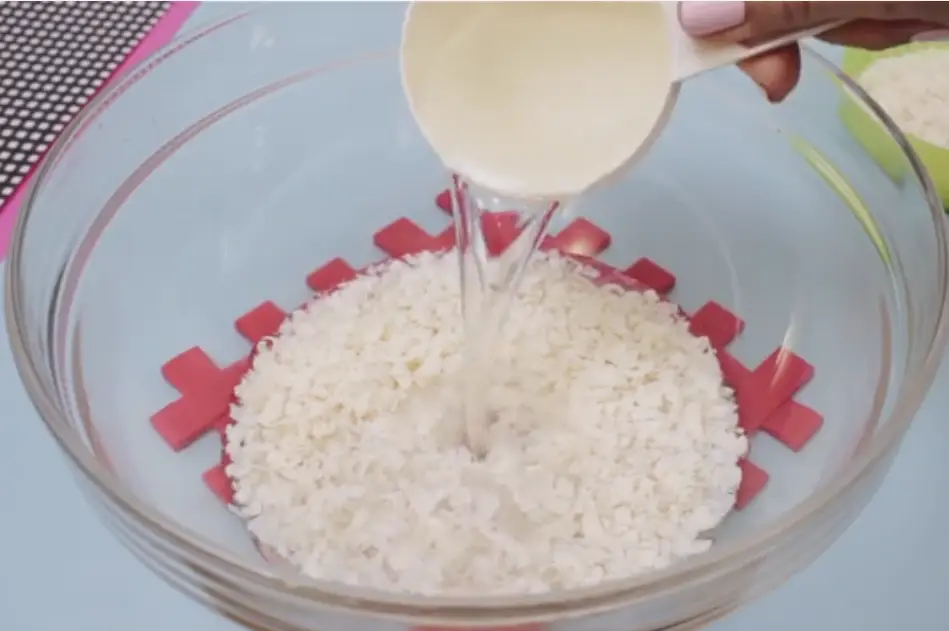 ویدیو1: مخلوط کردن خرده صابون ها با آب ولرم جهت ساخت اسلایم