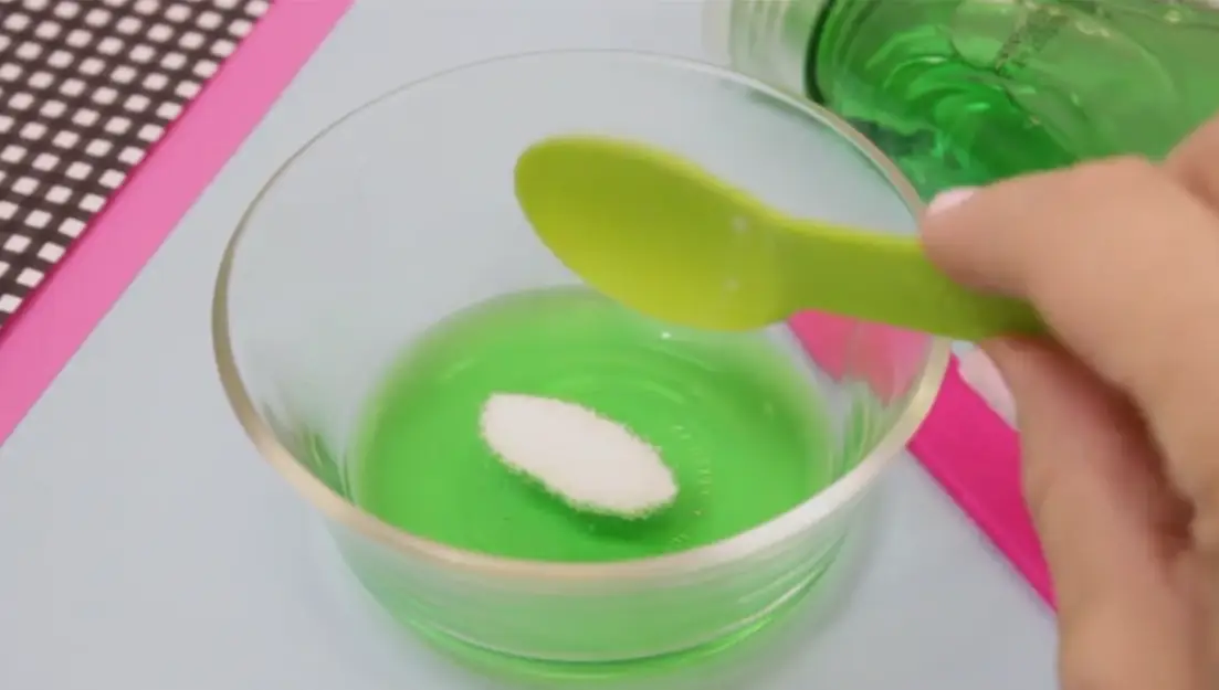 ویدیو 2: افزودن شکر به اسلایم صابون