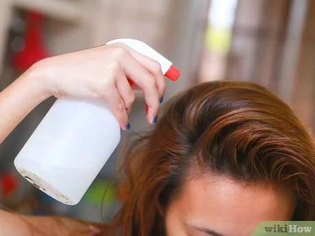 نمدار کردن موها قبل از استفاده از روغن کرچک